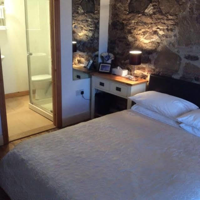 Courtyard Apartment *